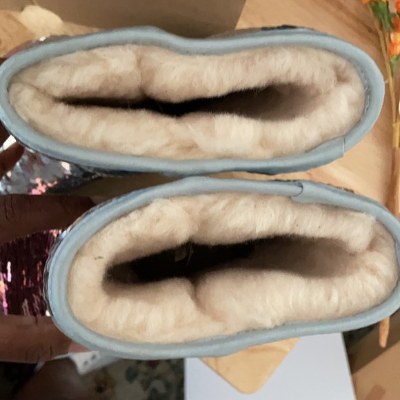 UGG - Picture 4 of 5